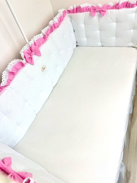 Ochraniacz pikowany z różową falbanką